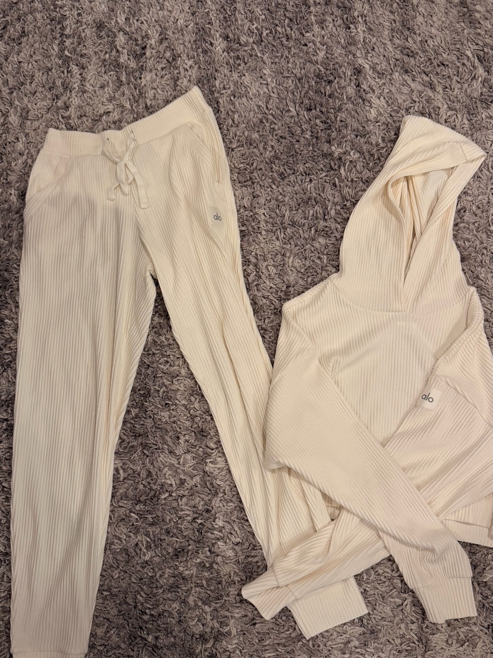 Alo Yoga Muse Hoodie & Sweatpants
Set Ivory Size Small - Picture 4 of 5